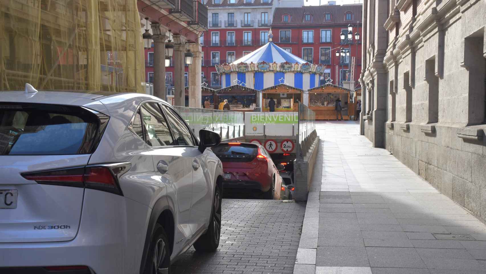 El aparcamiento de la Plaza Mayor ya luce los vinilos de la gestión de Auvasa