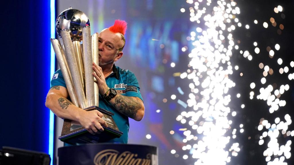 Peter Wright con el título de campeón del mundo de dardos de 2022.