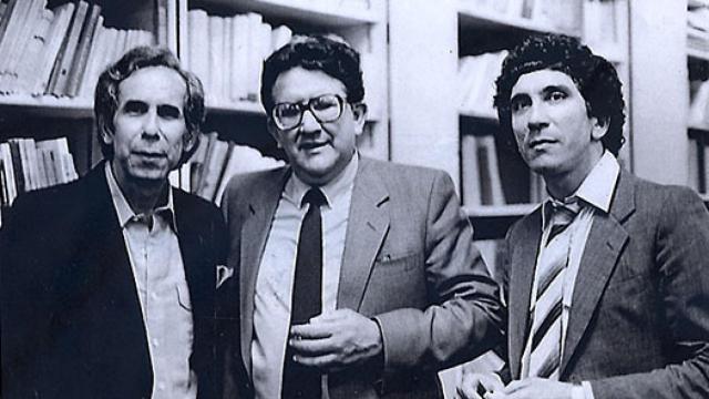 El librero Pedro Yanes, el poeta Heberto Padilla y el escritor Reinaldo Arenas en la librería Las Américas tras la presentación del libro 'Las naves quemadas', de J. J. Armas Marcelo