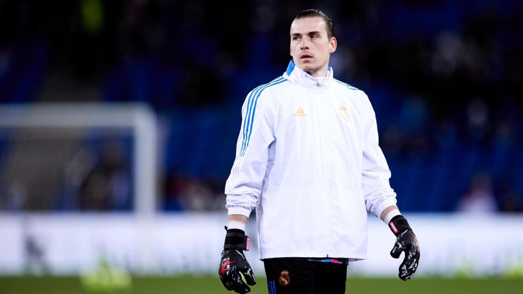 Andriy Lunin calienta antes de un partido del Real Madrid.