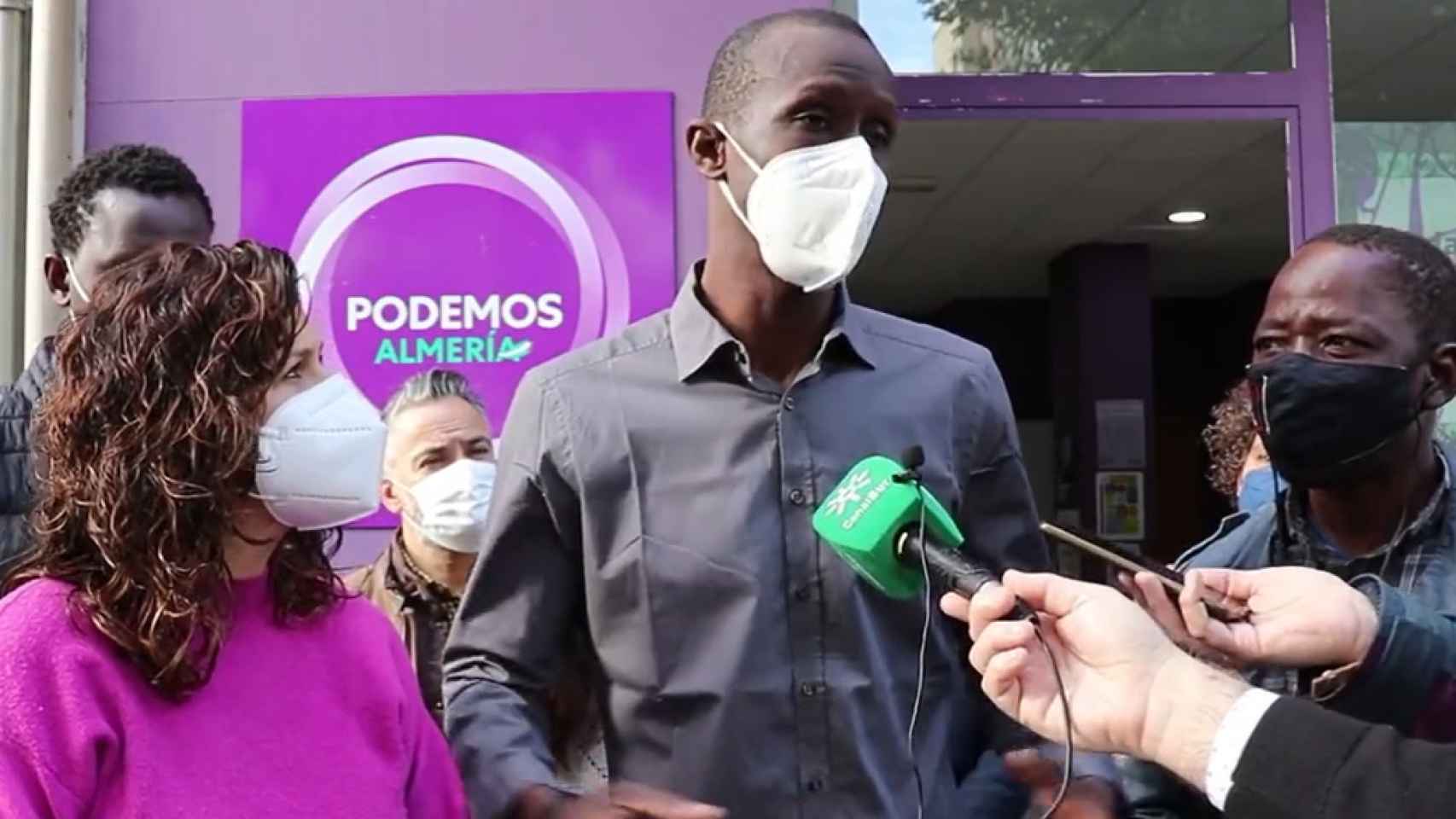 Mbaye (c), en un acto de Podemos Almería.
