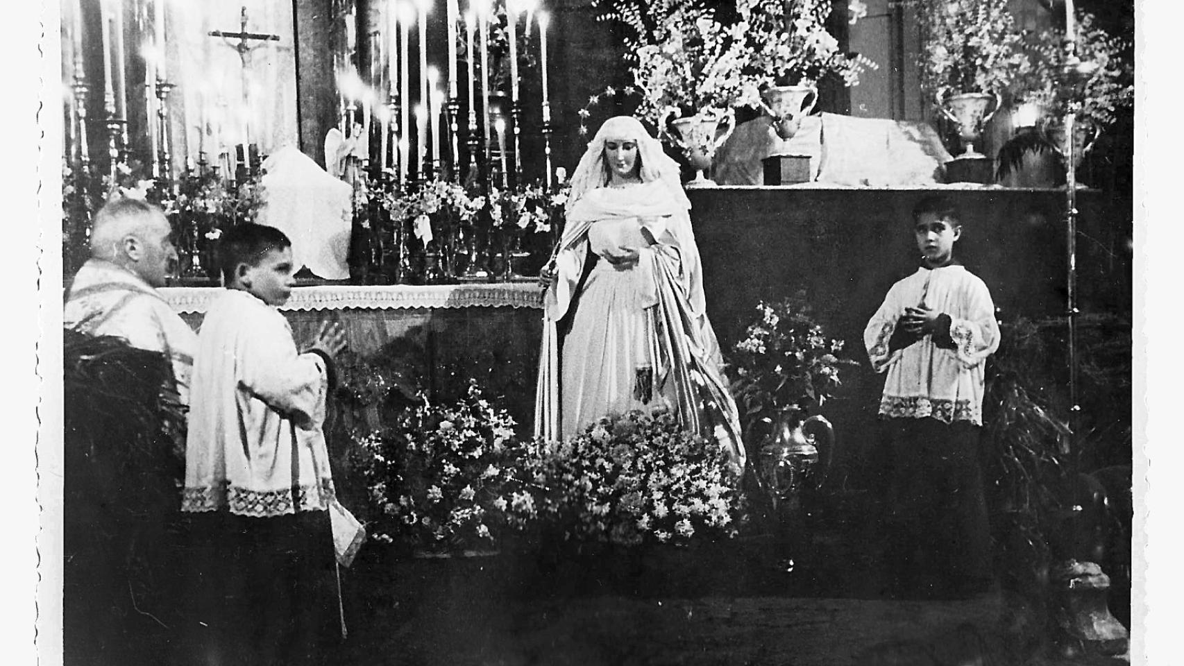 Imagen de la bendición de la Virgen del Amparo en 1947.