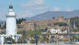 Imagen de La Farola de Málaga, con la Alcazaba al fondo.