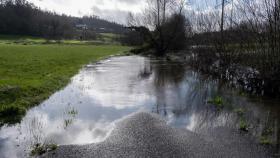 El río Tambre, desbordado a su paso por el municipio de Oroso, en A Coruña.