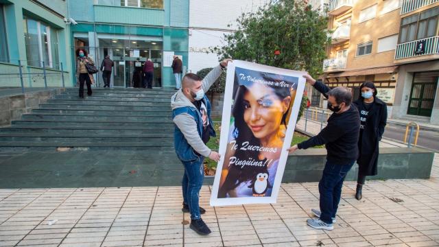 Dos familiares portan un cartel de la fallecida, frente a los juzgados de Cartagena.