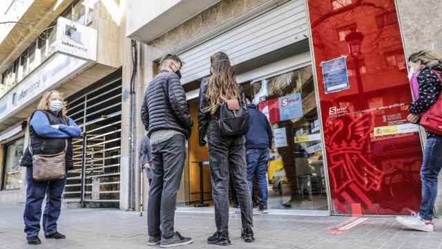 Varias personas con cita previa esperan para entrar en una oficina del SEPE.