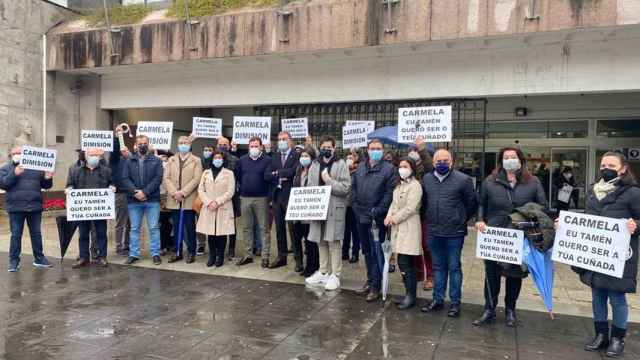 Diputados provinciales del PP concentrados ante el Ayuntamiento de Vigo.