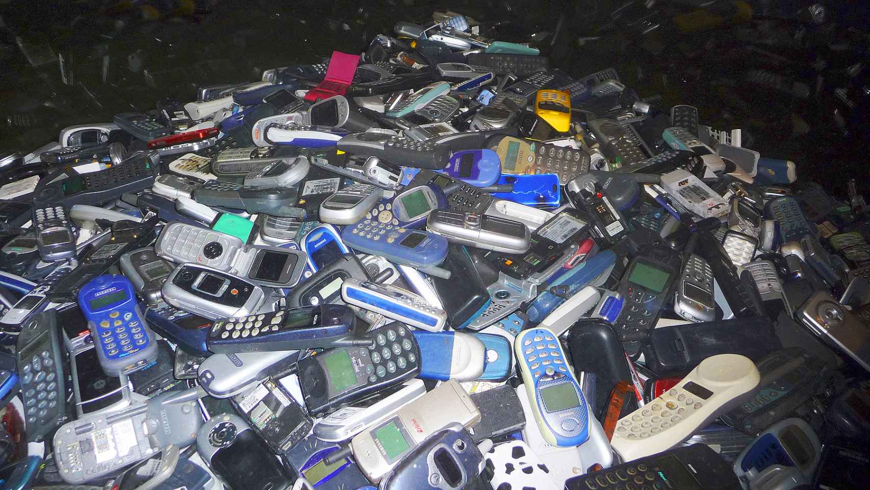 Montaña de viejos móviles, resultado de la obsolescencia programada. Foto: Adolfo Plasencia.