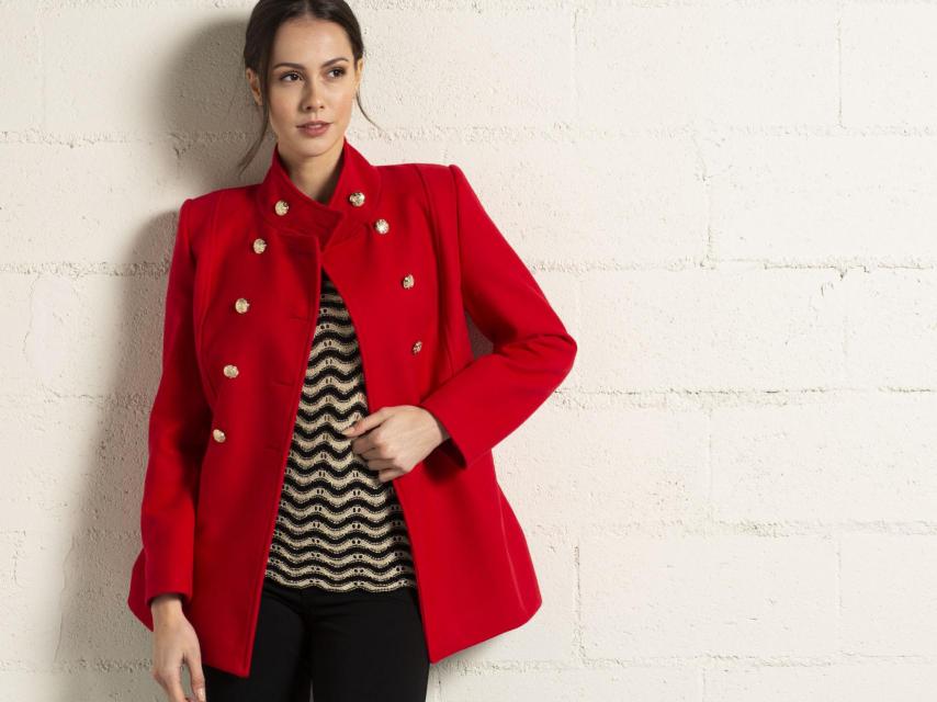 Modelo con abrigo rojo militar de Festa (47,99 euros)