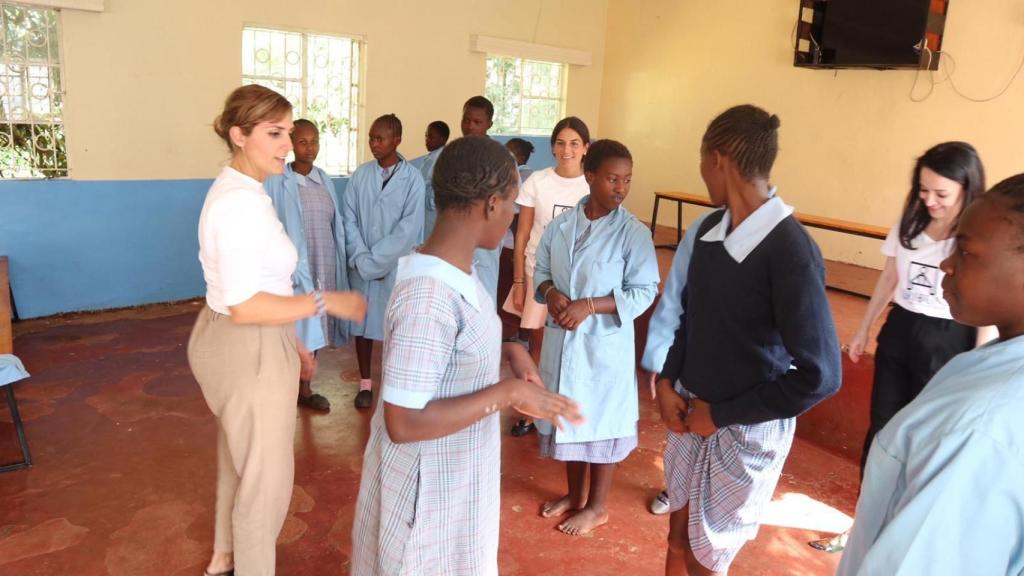 Victoria Tardón y Cruz Sánchez de Lara en el proyecto para niñas en Kenia.