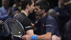 Andy Murray junto a Novak Djokovic tras un partido