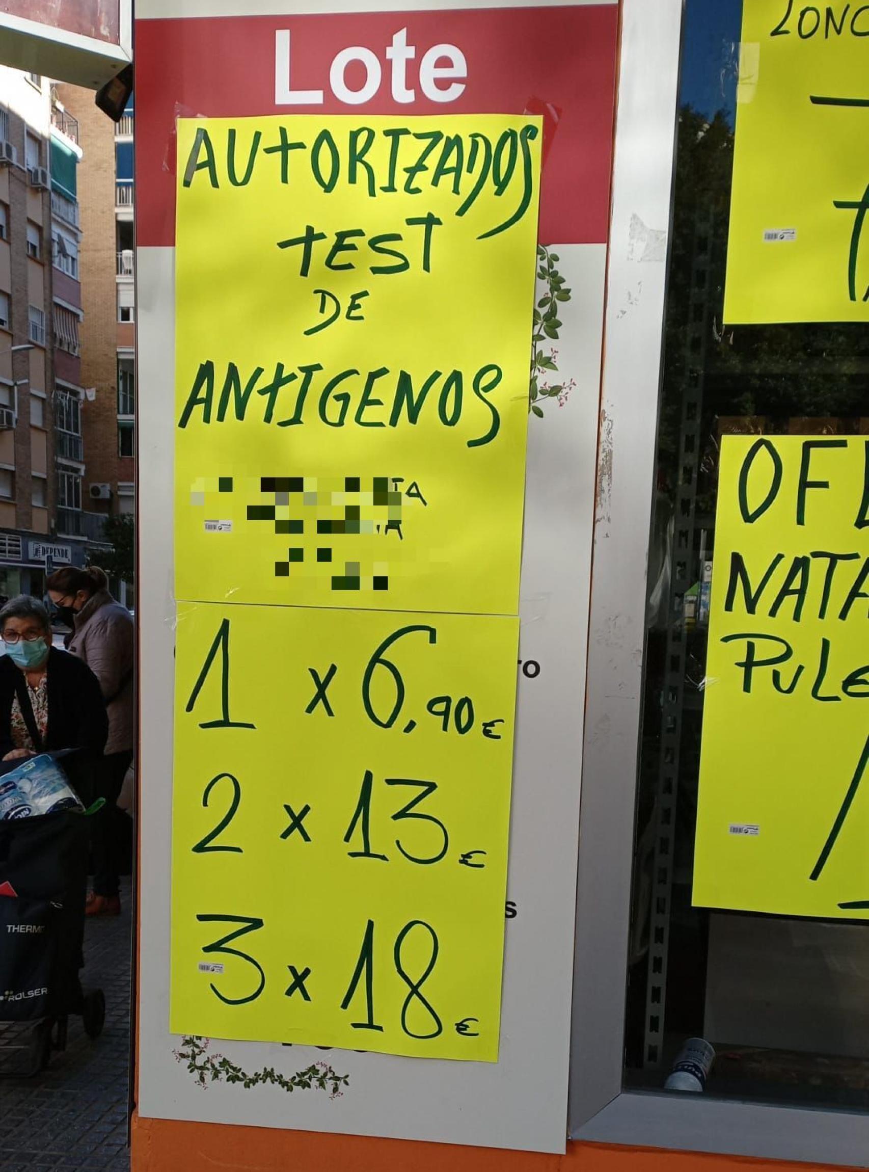 Oferta para la compra de test de antígenos en una droguería de Málaga.