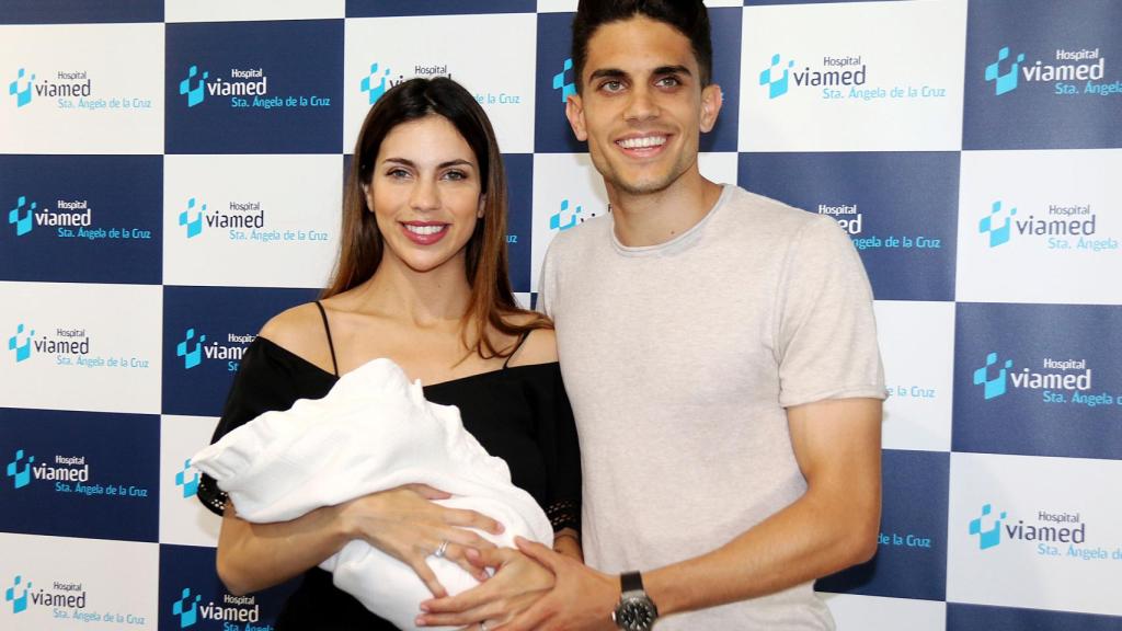 Melissa y Marc posando ante los medios de comunicación tras el nacimiento de su segunda hija, Abril, en 2018.