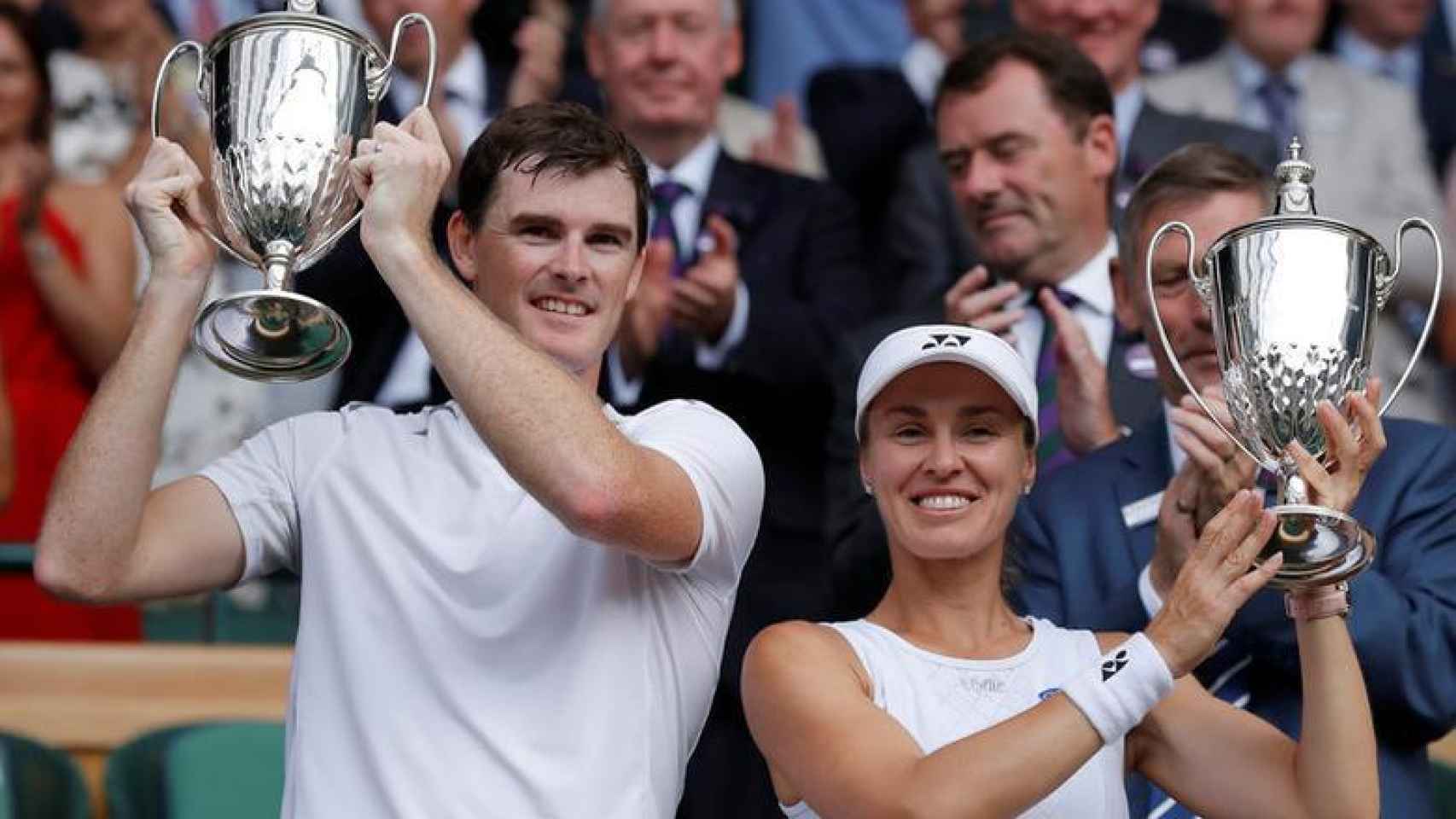 Jamie Murray junto a Martina Hingis tras ganar la final de dobles de Wimbledon en 2017