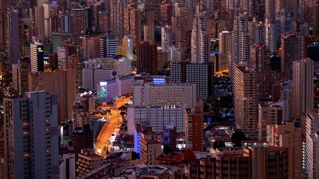 Entre los rascacielos de la ciudad se celebrará Benidorm Fest, donde se elegirá el representante para Eurovisión.