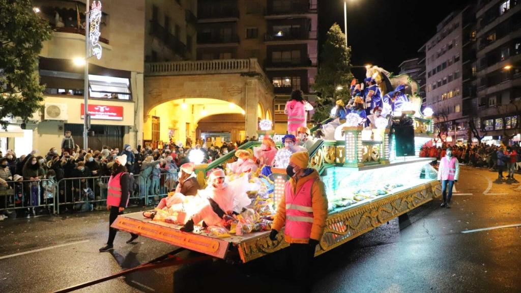 Un momento del paso de la Cabalgata por la puerta Zamora de la capital salmantina