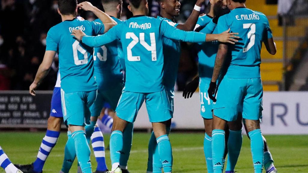 Los jugadores del Real Madrid felicitan a Eder Militao por su gol al Alcoyano