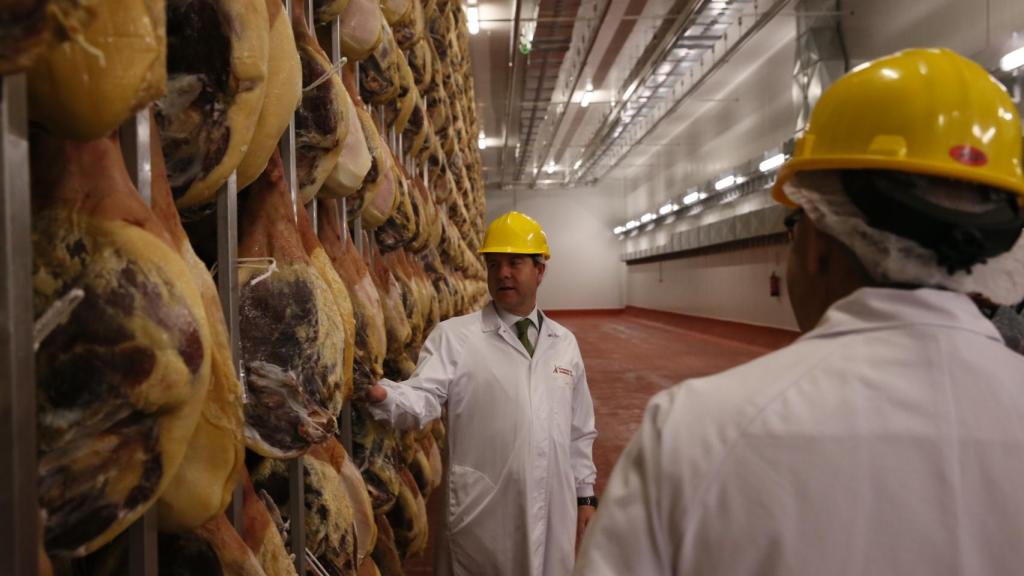 Emiliano García-Page durante una visita a la empresa cárnica Incarlopsa. Foto: JCCM.