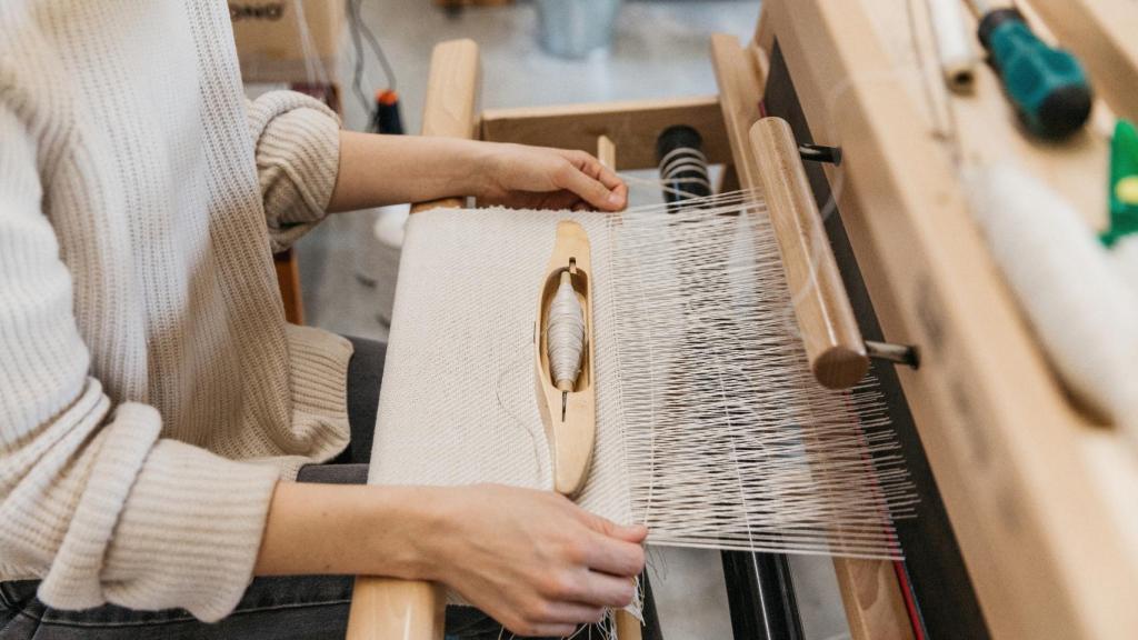 Una artesana trabaja en su taller