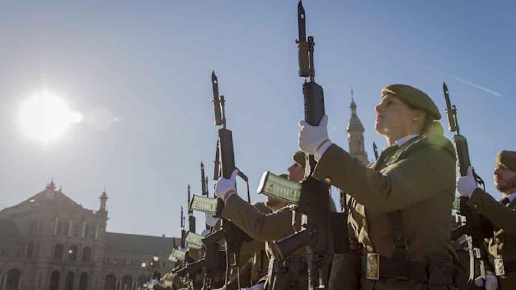 Soldados presentando armas en los actos de celebración de la Pascua Militar.