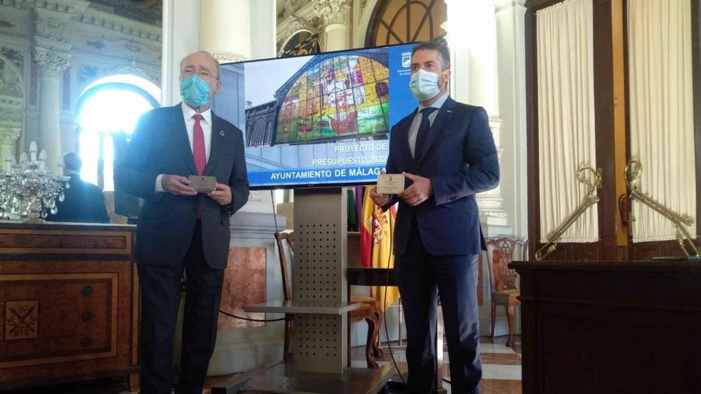 Francisco de la Torre y Carlos Conde, en la presentación del presupuesto del Ayuntamiento de Málaga.