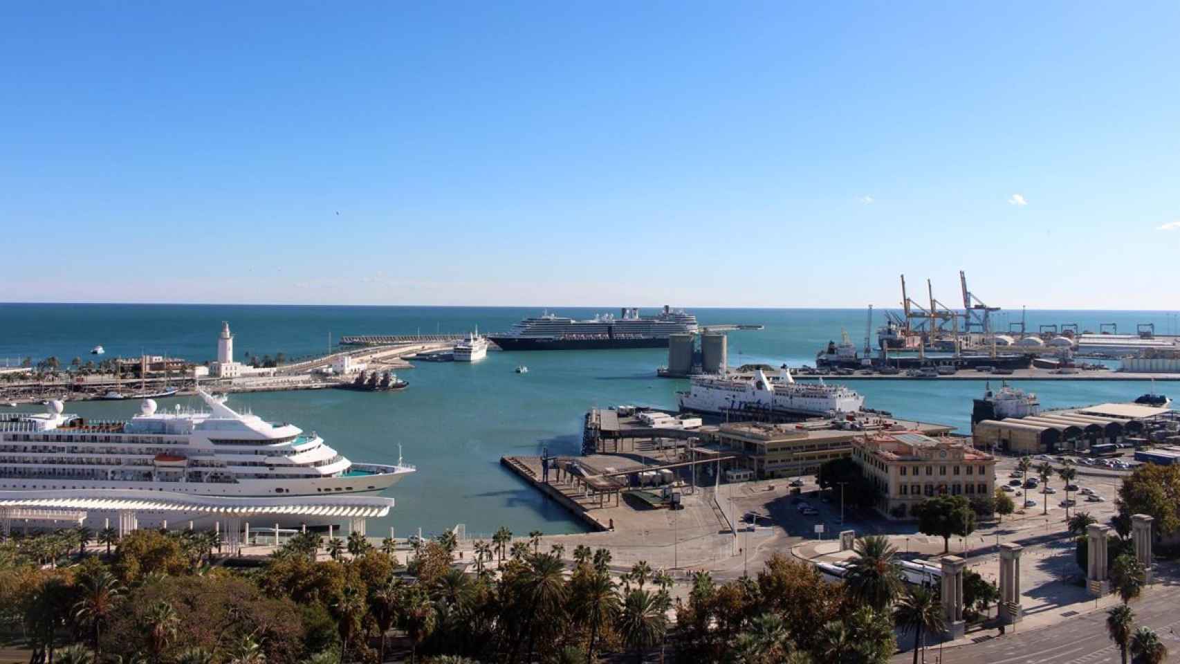 Vista del puerto de Málaga, con la Farola y el dique de Levante al fondo.
