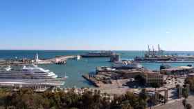 Vista del puerto de Málaga, con la Farola y el dique de Levante al fondo.