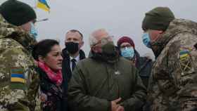 El alto representante de la UE para Asuntos Exteriores, Josep Borrell, conversa con las tropas ucranianas en la frontera con Rusia.