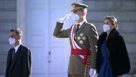 El Rey Felipe VI y la Reina Letizia, junto al presidente Pedro Sánchez, al inicio de la ceremonia.