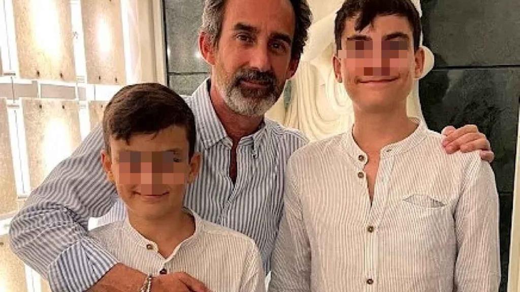 Diego y Hugo Kau, con su padre, David.