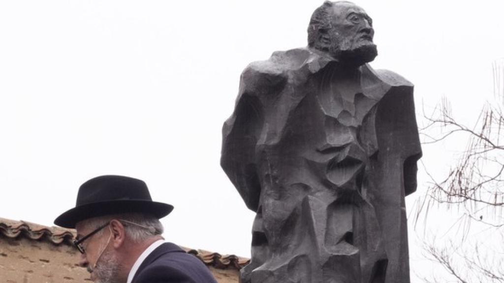 Representación teatral frente a la estatua de Unamuno en la calle Bordadores