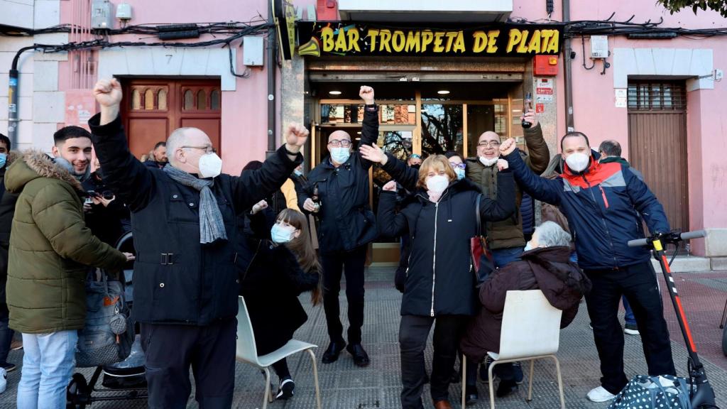 Los vecinos de Logroño celebran el primer premio de la Lotería del Niño en La Trompeta de Plata.