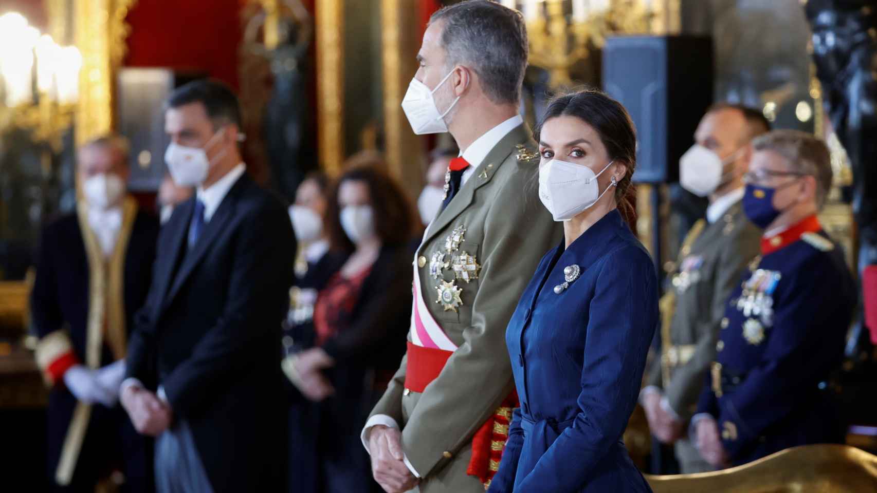 La reina Letizia en el Palacio Real de Madrid junto a Felipe VI este jueves 6 de enero de 2022.