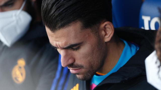 Dani Ceballos en el banquillo del Real Madrid