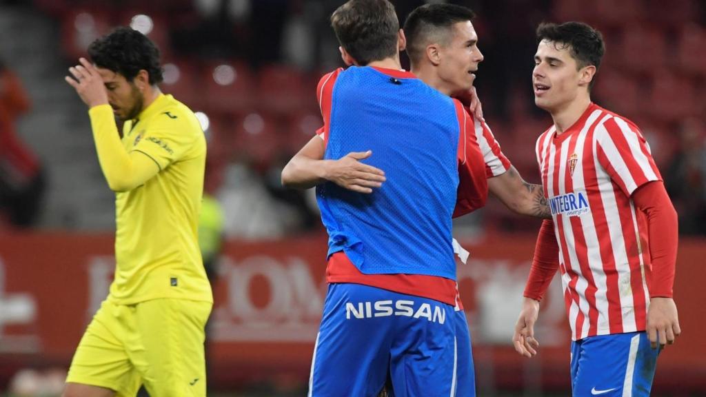 Los jugadores del Sporting del Gijón celebran el triunfo ante el Villarreal