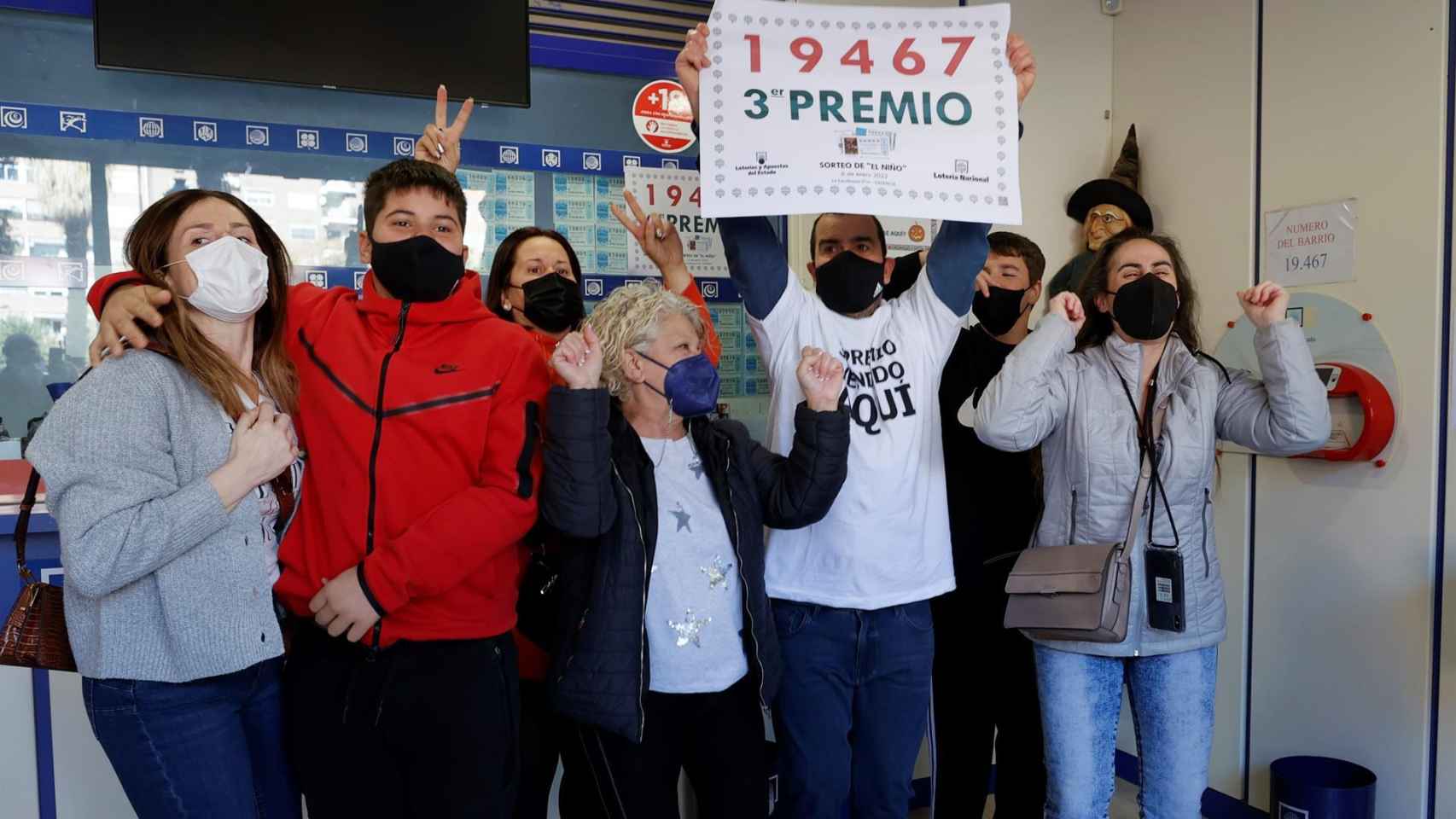 Vecinos de Valencia celebran haber ganado el tercer premio del sorteo de la Lotería del Niño.