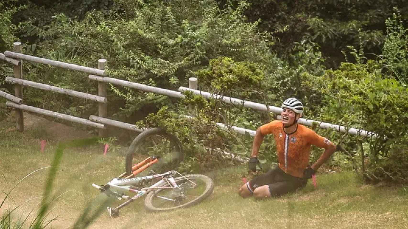 Mathieu Van der Poel tras su caída en la prueba de Mountain Bike en los Juegos Olímpicos 2020
