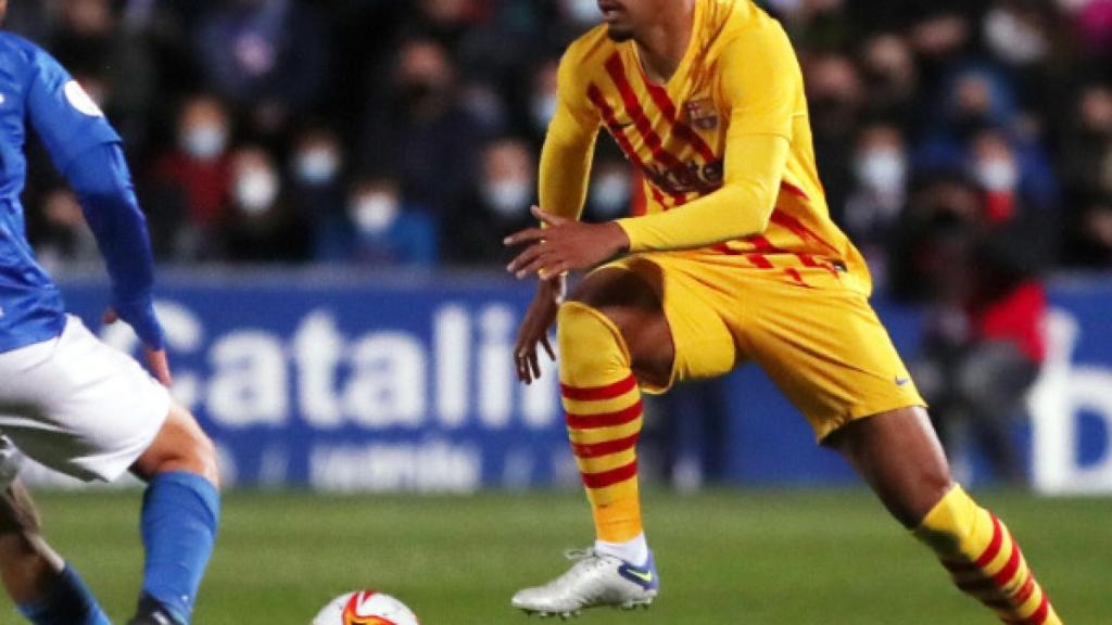 Ronald Araujo durante el partido de Copa del Rey contra el Linares