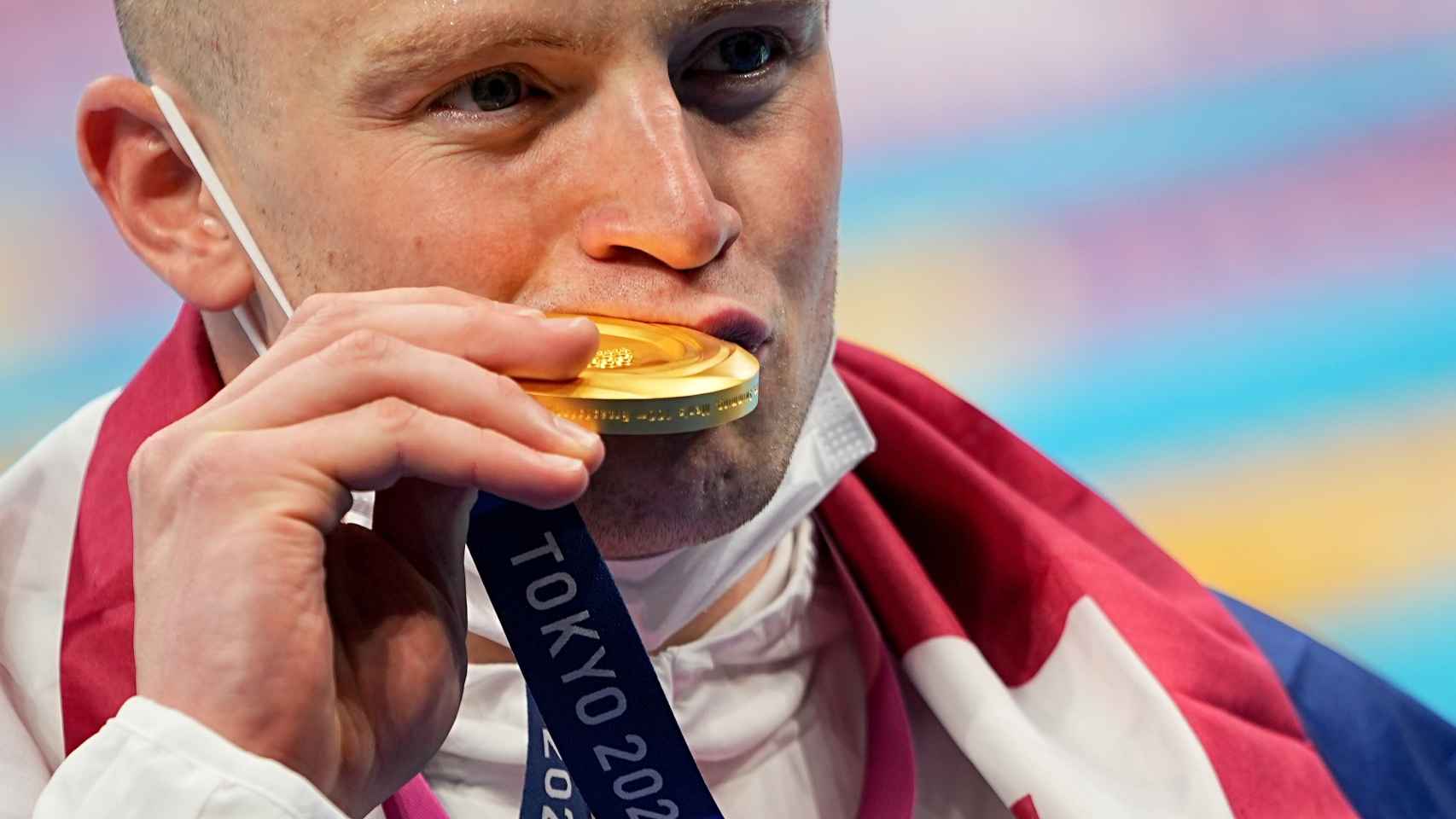 Adam Peaty muerde la medalla de oro ganada en los Juegos Olímpicos de Tokio 2020