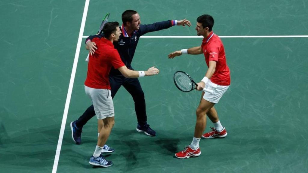 Viktor Troicki celebra una victoria de Serbia junto a Novak Djokovic