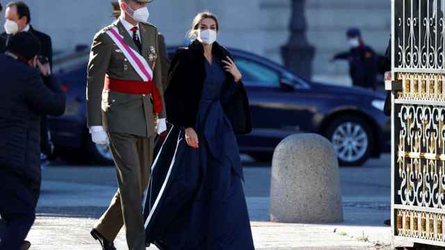 Los reyes de España, Felipe VI y Letizia, llegan al Palacio Real para presidir la tradicional ceremonia de la Pascua Militar este jueves en Madrid.