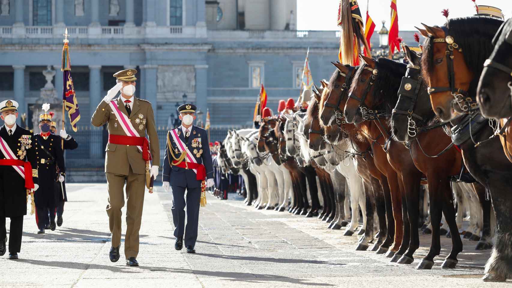 El Rey de España Felipe VI (c-i) pasa revista a las tropas en la Plaza de la Armería durante la tradicional ceremonia de la Pascua Militar este jueves en el Palacio Real.