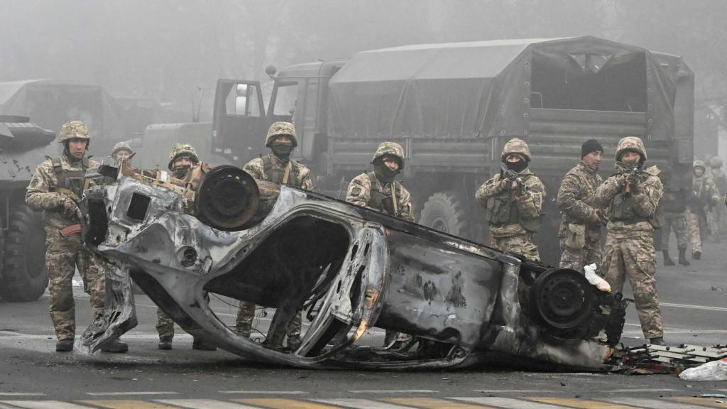 Militares protegen la plaza principal donde cientos de personas protestaban contra el gobierno en Almaty, Kazajistán.