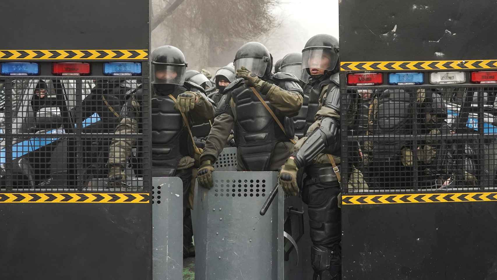 Policías antidisturbios vigilan una calle durante las manifestaciones por la subida de los precios de la energía en Almaty, Kazajistán.