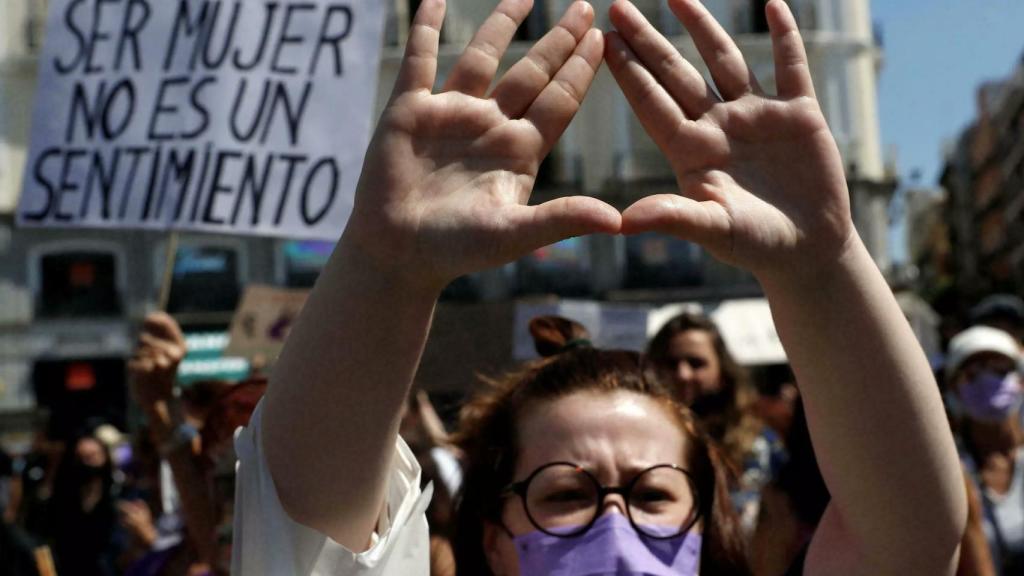 Manifestación feminista en contra de la identidad de género.