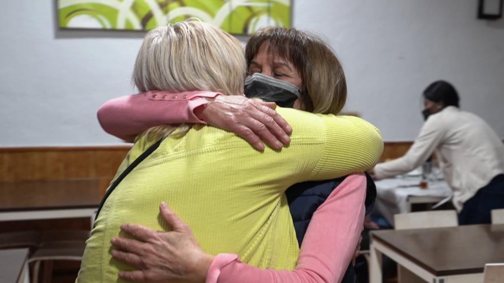 Yolanda Jiménez (derecha), se abraza con una vecina de Logroño.