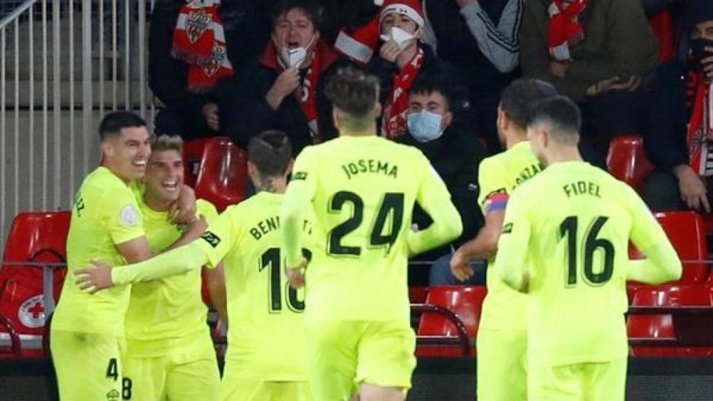 Almeria, 06/01/2022. Los jugadores del Elche celebran el segundo gol del equipo ilicitano durante el encuentro correspondiente a los dieciseisavos de final de la Copa del Rey que han disputado hoy Jueves frente al Almeria en el Estadio de los Juegos Mediterráneos de Almería.