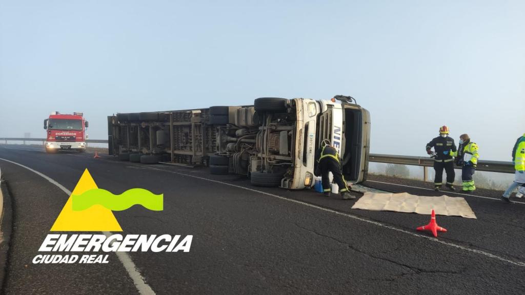 El camión accidentado ha volcado lateralmente. Fotos: SCIS Ciudad Real.