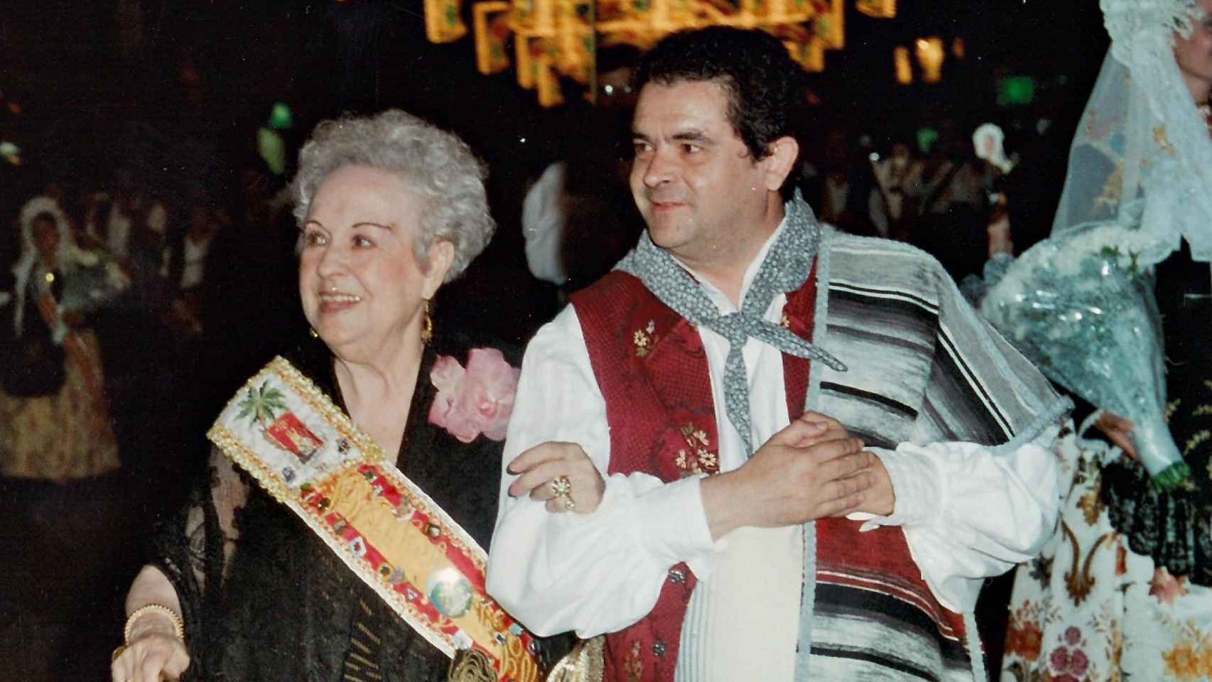 Amparo Quereda y J. Ángel Guirao en la Ofrenda de Flores (1996).
