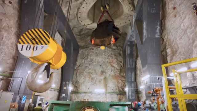 Trabajos de desmontaje de una de las válvulas de la central hidroeléctrica de Villarino de los Aires